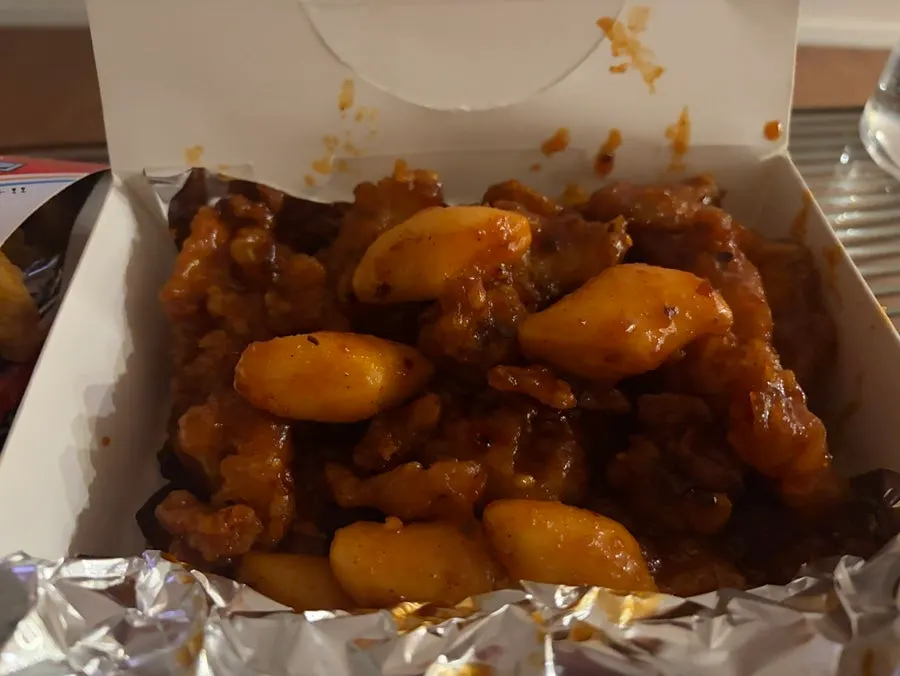 윤기 나는 중간매운맛 닭강정