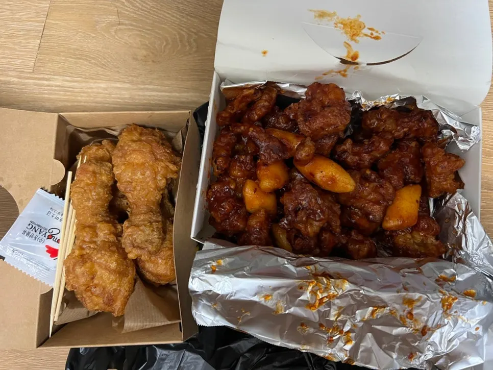 Takeout boxes of extra-large dakgangjeong and drumsticks