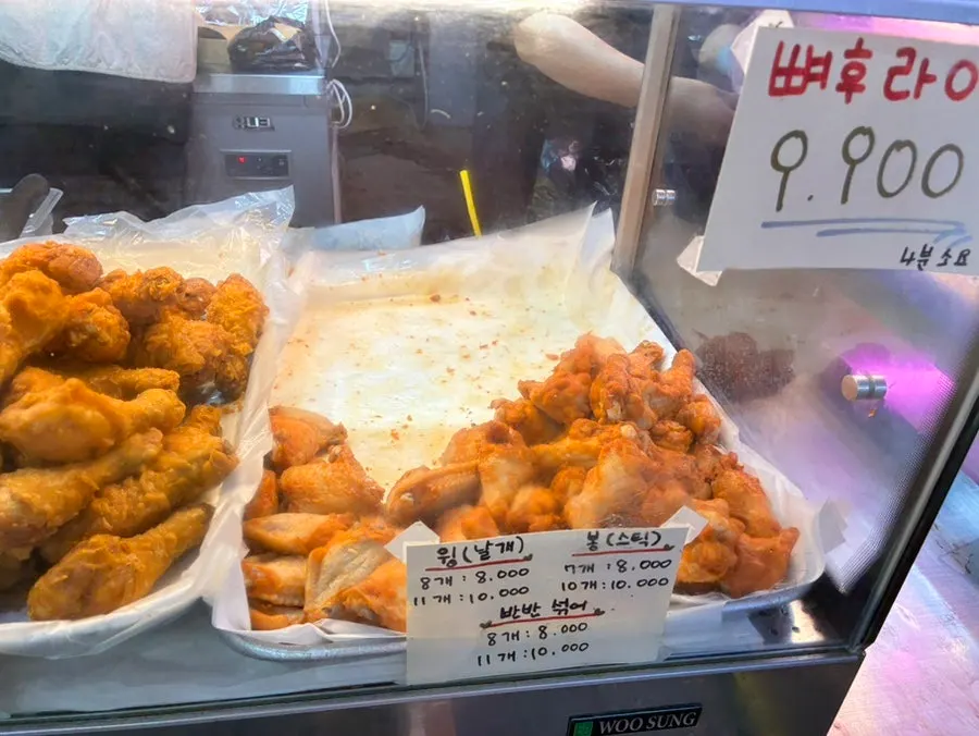 주말 저녁 김씨치킨 매장 내부 모습