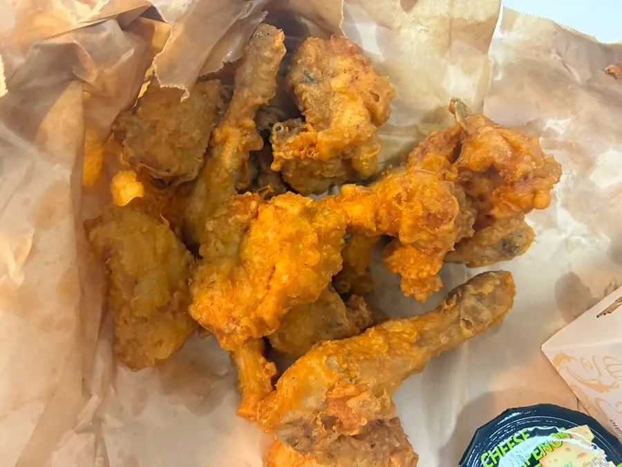 한가득 담긴 뼈후라이드 치킨 한 마리