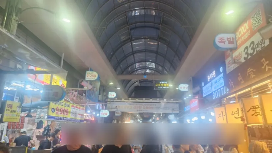 Exterior of Gimssi Chicken Amsa Market Branch near the market entrance