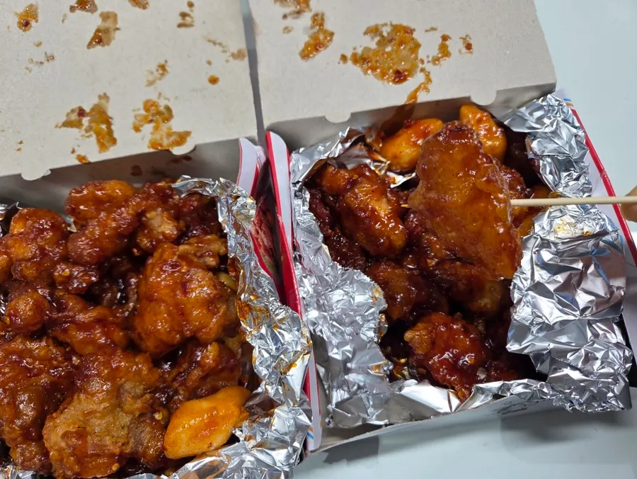 A tub of medium-spicy dakgangjeong