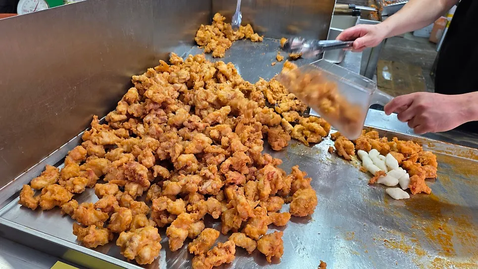 Showcase dan ayam tanpa tulang di Gimssi Chicken