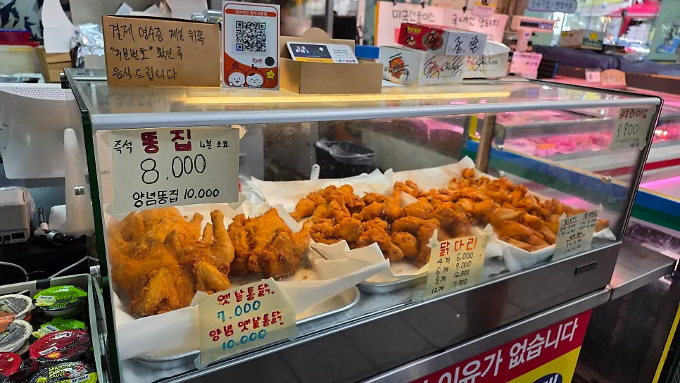 Dakgangjeong dicampur sos di atas kuali besar