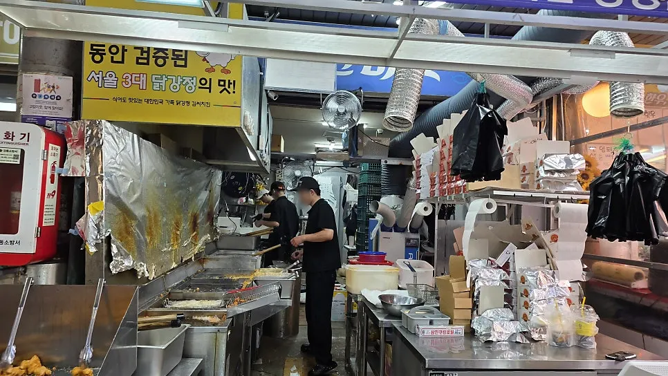Fried chicken dan dakgangjeong bersos dibungkus