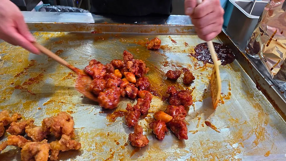 Makan fried chicken dan dakgangjeong bersama