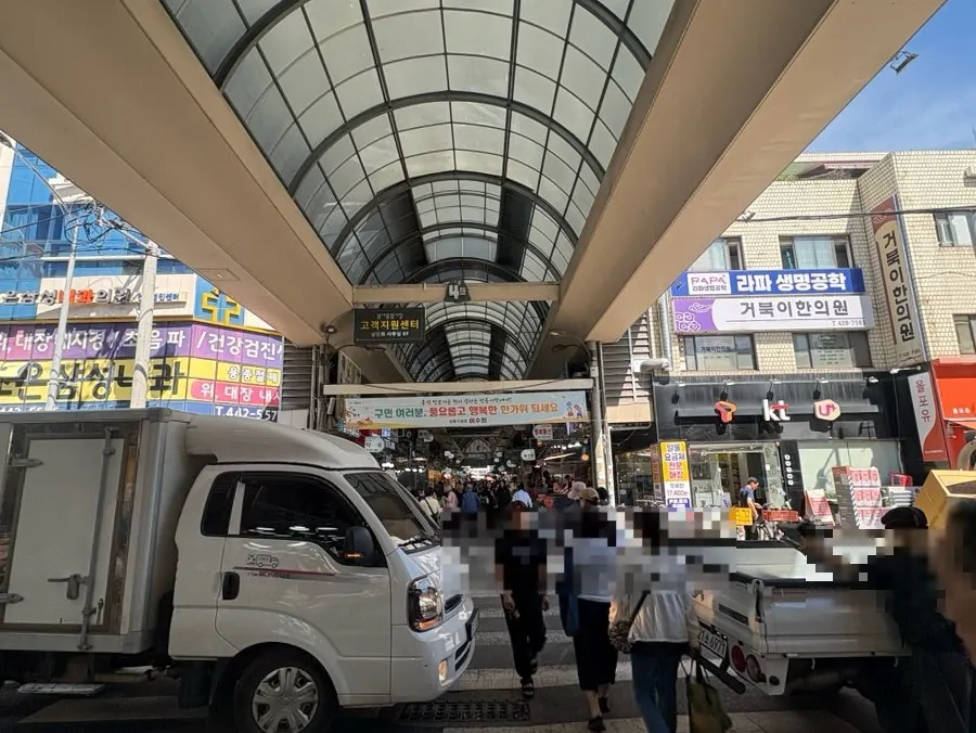 View of the passage just inside Gate 4 of Amsa Market