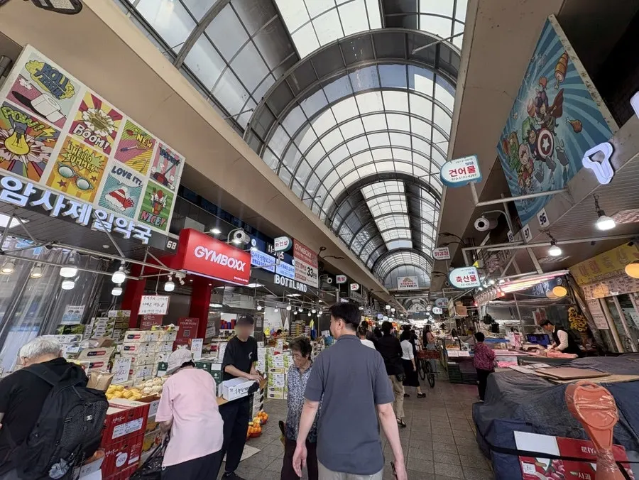 Market shops across from Gimssi Chicken Amsa Market Branch