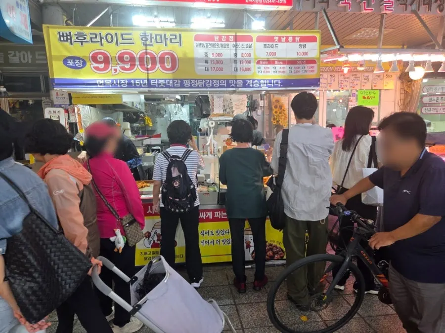Order counter and waiting customers at Gimssi Chicken Amsa Market Branch
