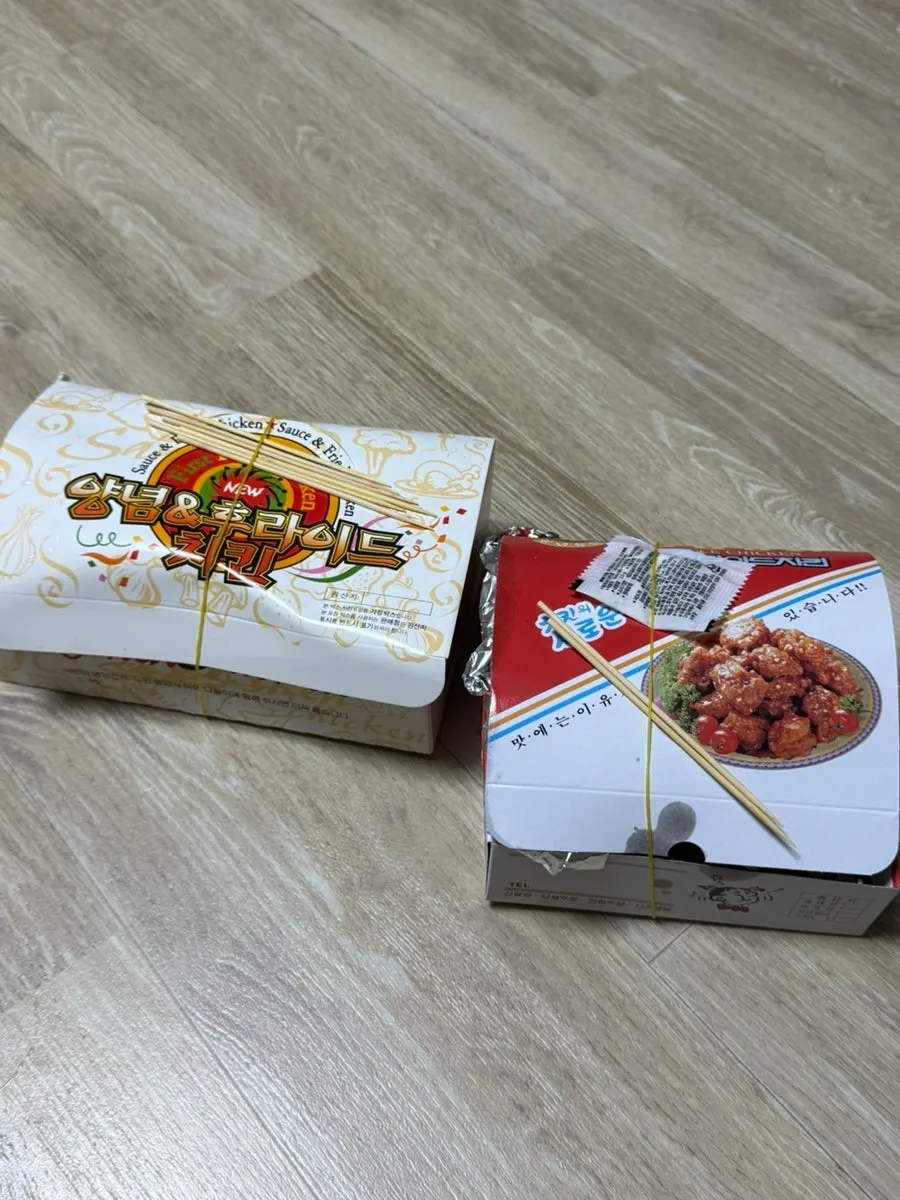 고무줄로 고정된 김씨치킨 닭강정 포장 박스