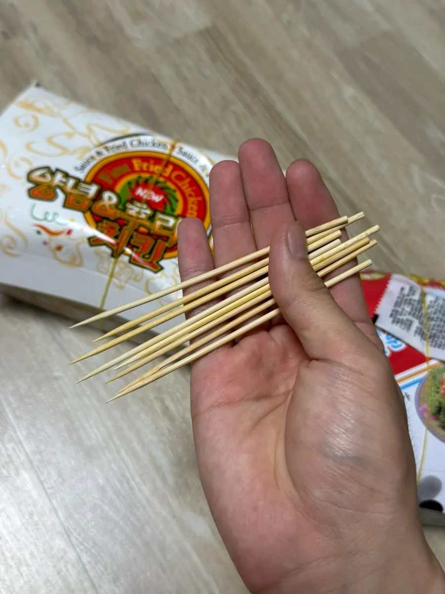 닭강정 포장에 함께 담긴 대나무 꼬치와 소금