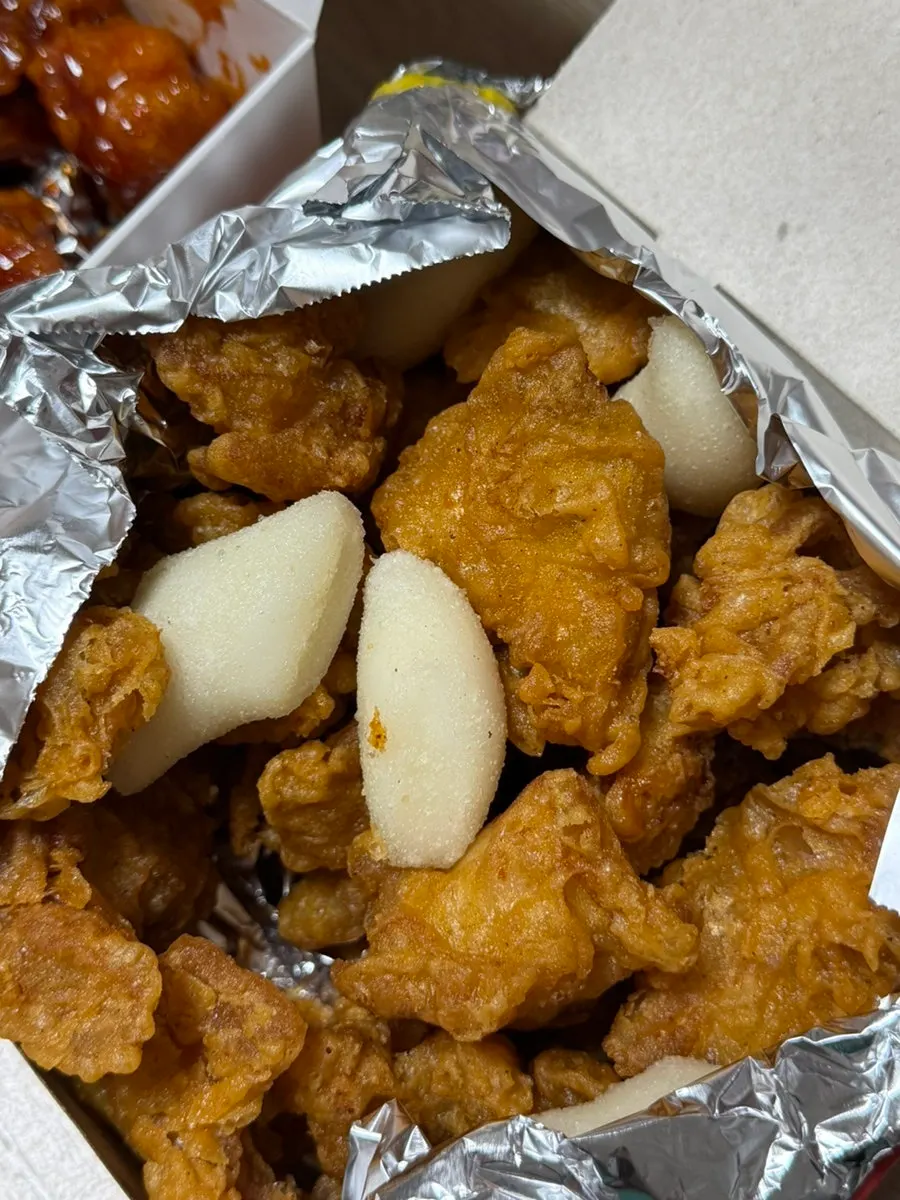 포장 박스를 열기 전 닭강정 구성