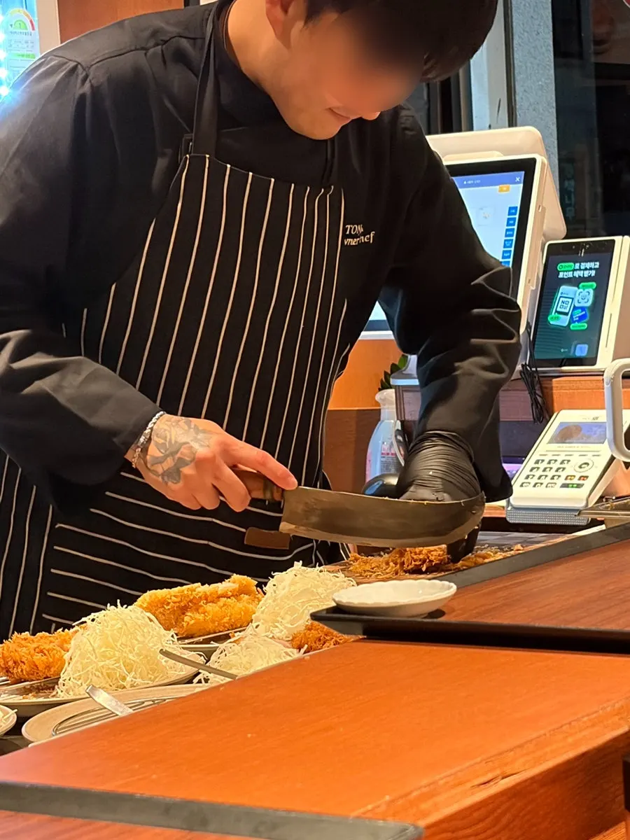 Tonkatsu preparation in the open kitchen