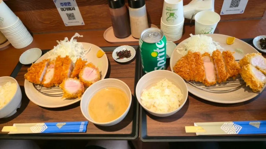 바 테이블 너머로 보이는 돈카츠 조리 과정