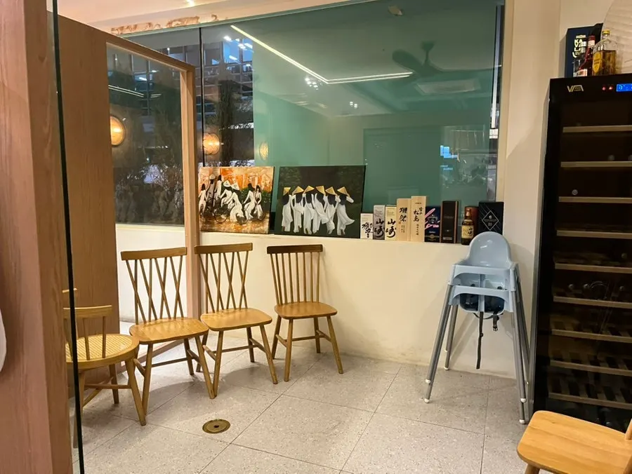 안안 강남직영점 매장 안 대기 공간