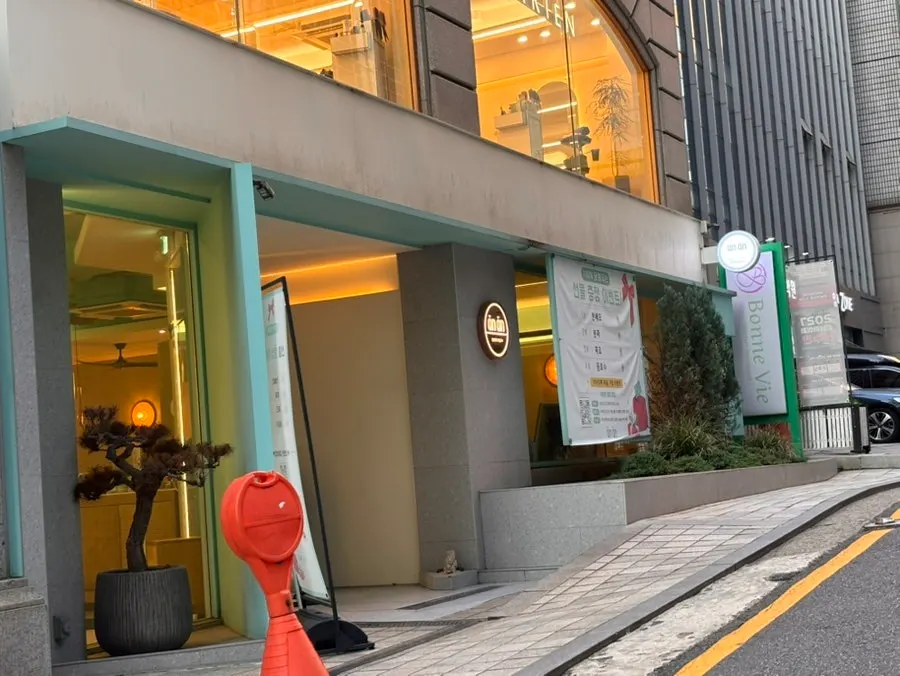 강남역 안안 강남직영점 민트색 외관
