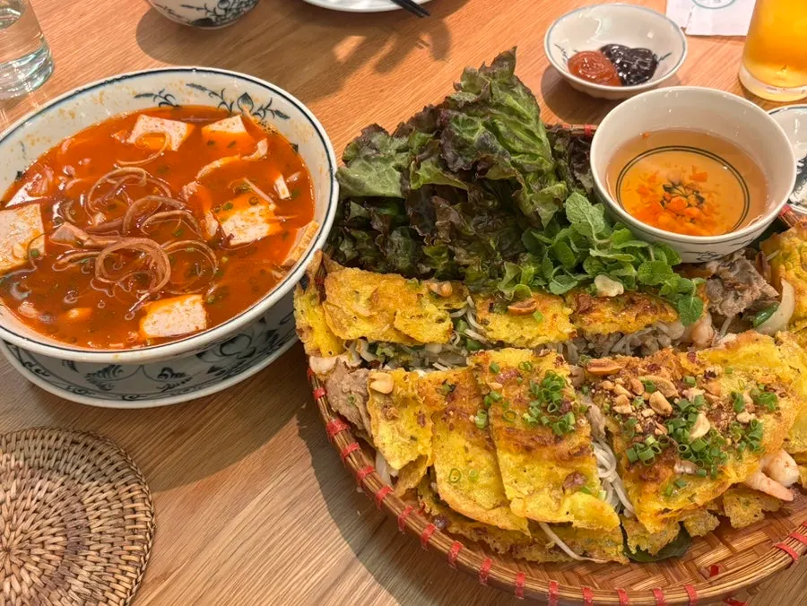 분보후에와 반쎄오를 함께 놓은 테이블