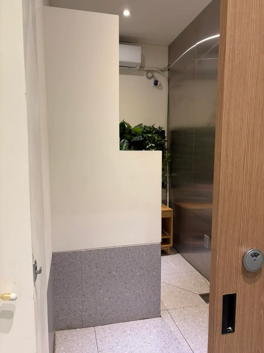 Neatly kept restroom at Anan Gangnam Direct Store