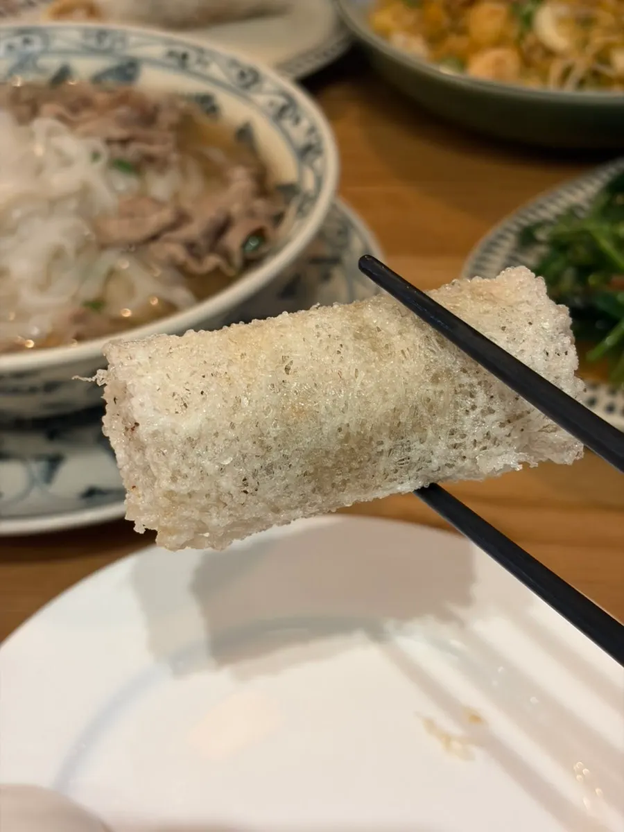 Cha gio spring rolls from the set with pickled vegetables