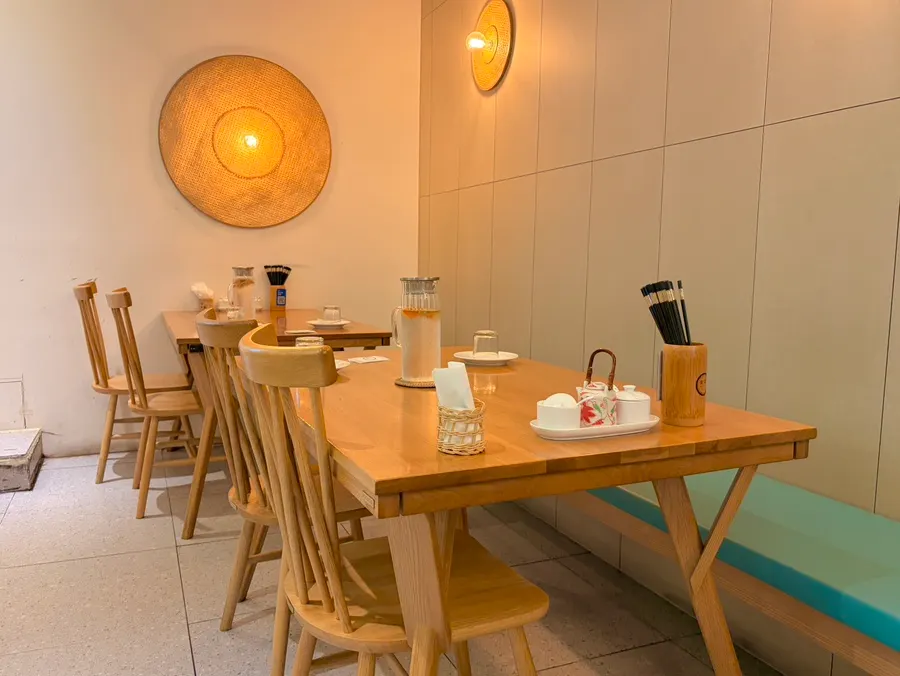 Full view of the spacious dining hall at Anan Gangnam Direct Store