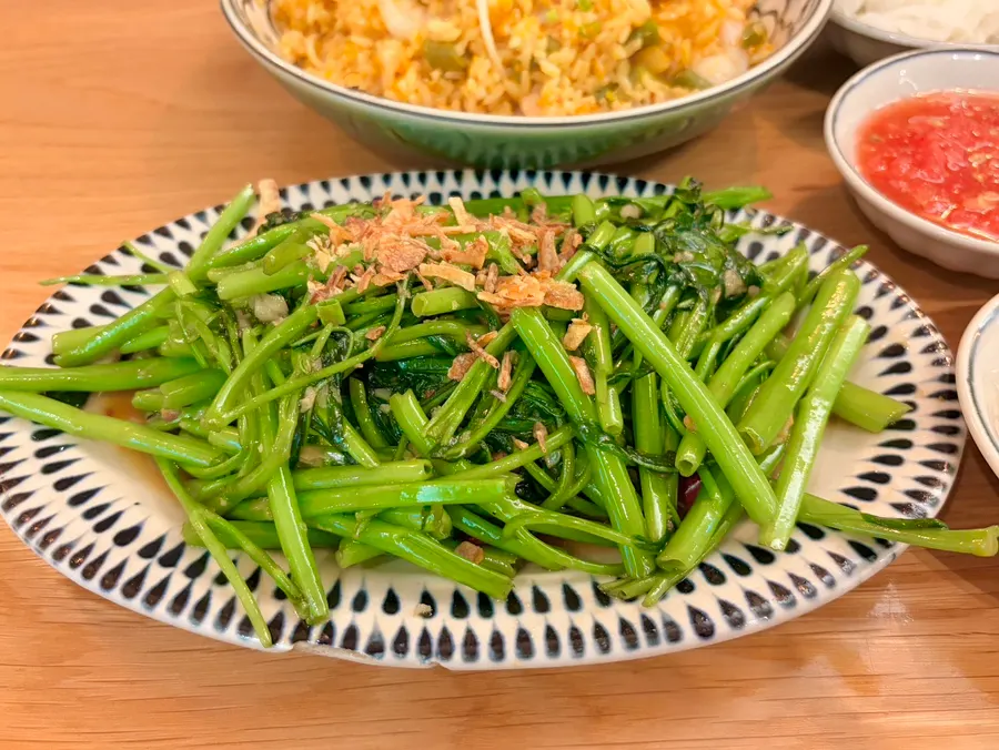 Garlic-stir-fried water spinach cooked over high heat