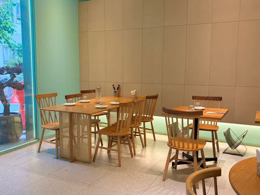 Wrapping up a meal at Anan Gangnam Direct Store near Gangnam Station