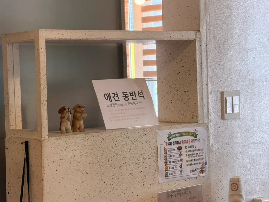 손님들로 붐비는 안반지 닭갈비 내부 홀