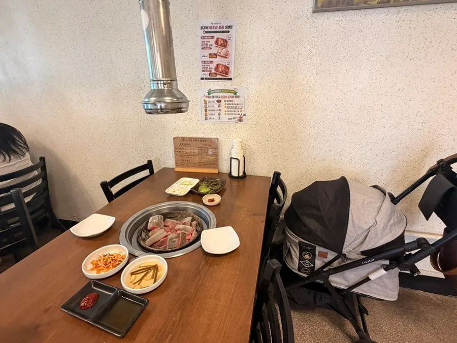 숯불 화로가 놓인 안반지 닭갈비 좌석 전경