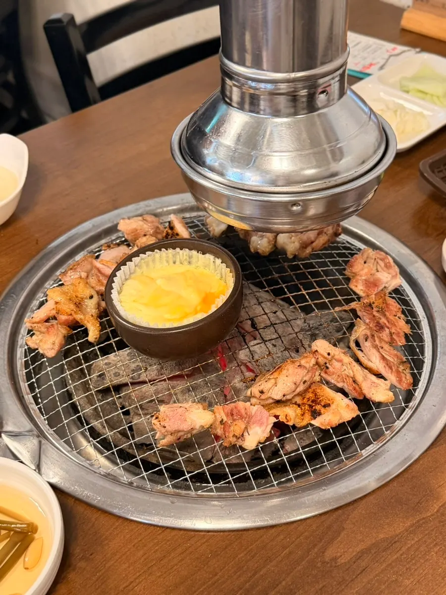 마늘장아찌와 콩나물무침 등 닭갈비 밑반찬 한 상