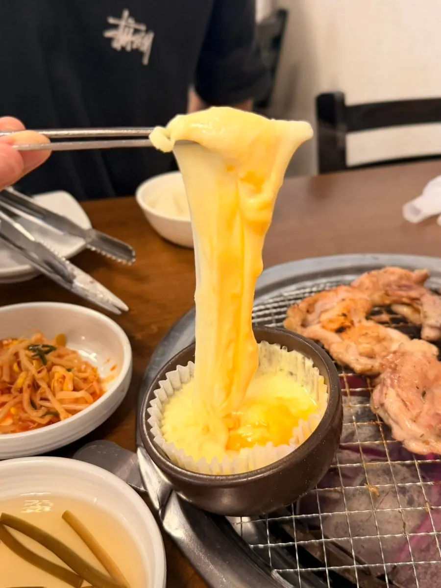 쌈채소와 소스 2종이 놓인 밑반찬 상차림