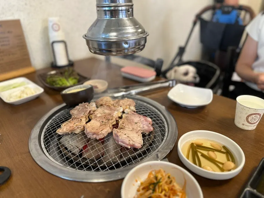 숯불 위 소금구이 닭갈비와 옆에 놓인 치즈퐁듀