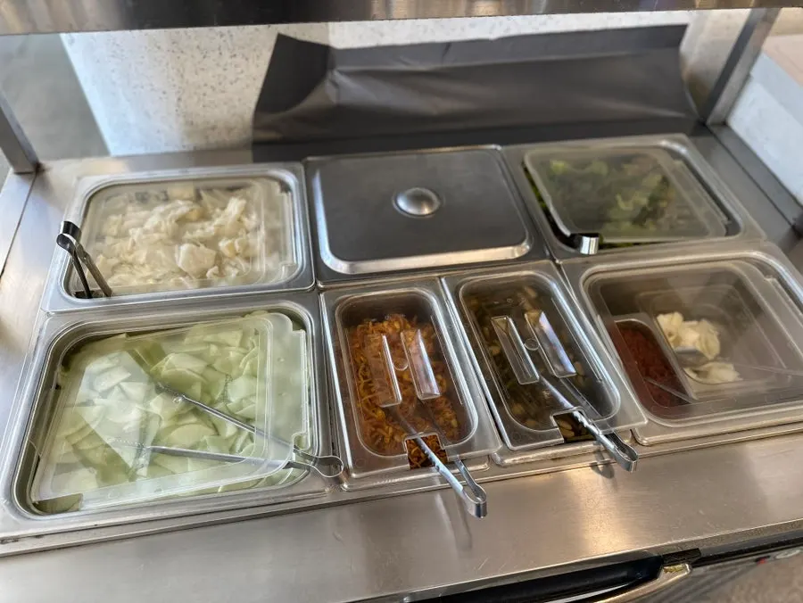 치즈퐁듀에 찍은 닭갈비와 절인 양배추