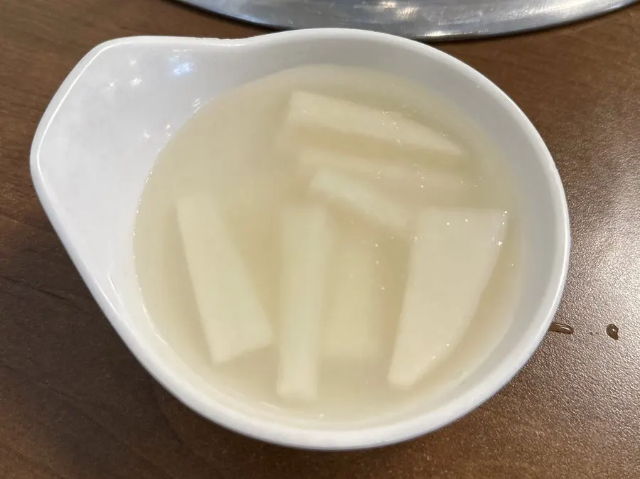 닭갈비와 치즈퐁듀가 함께 놓인 식탁