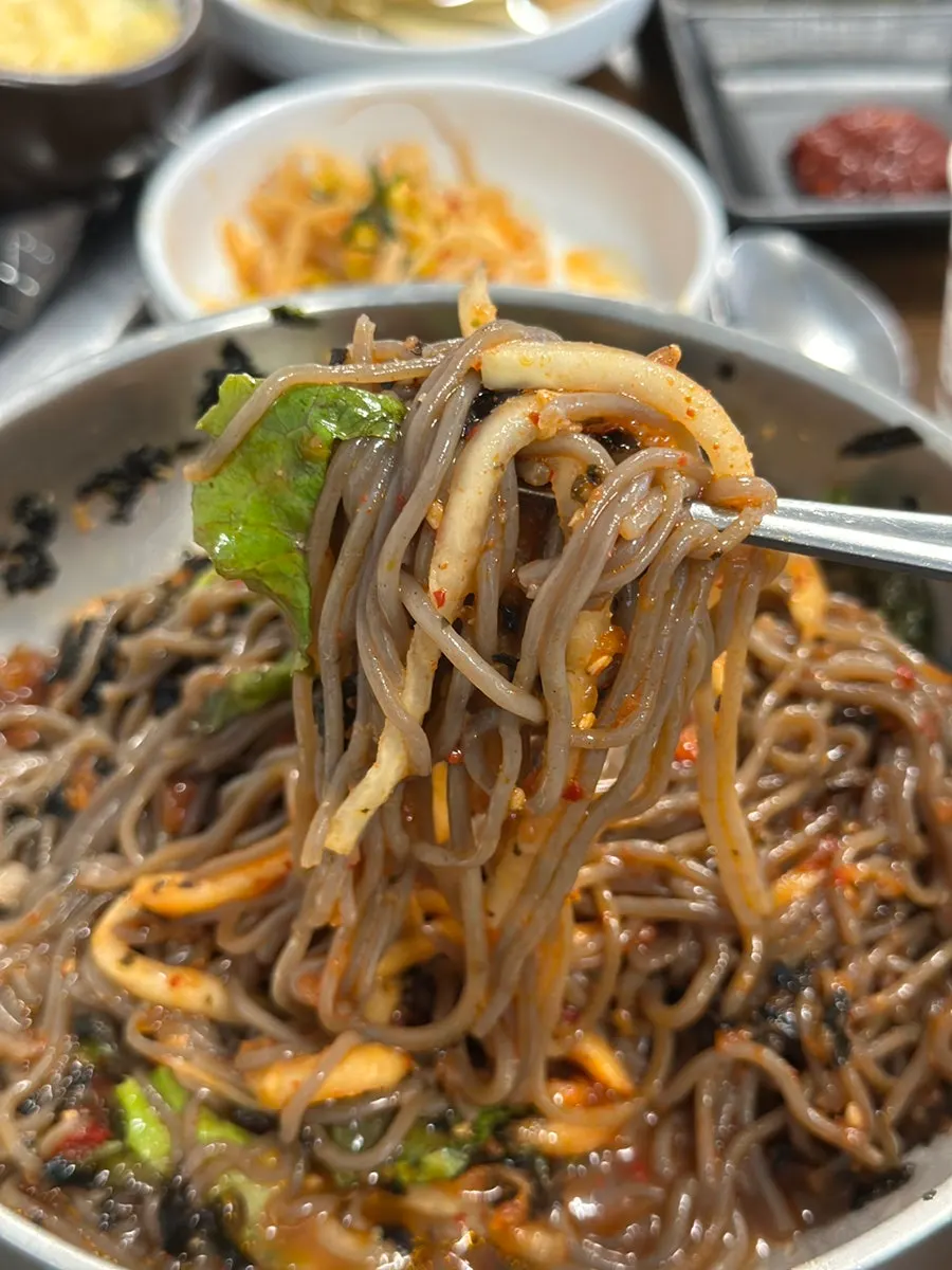 김가루와 무생채가 올라간 메밀 비빔막국수