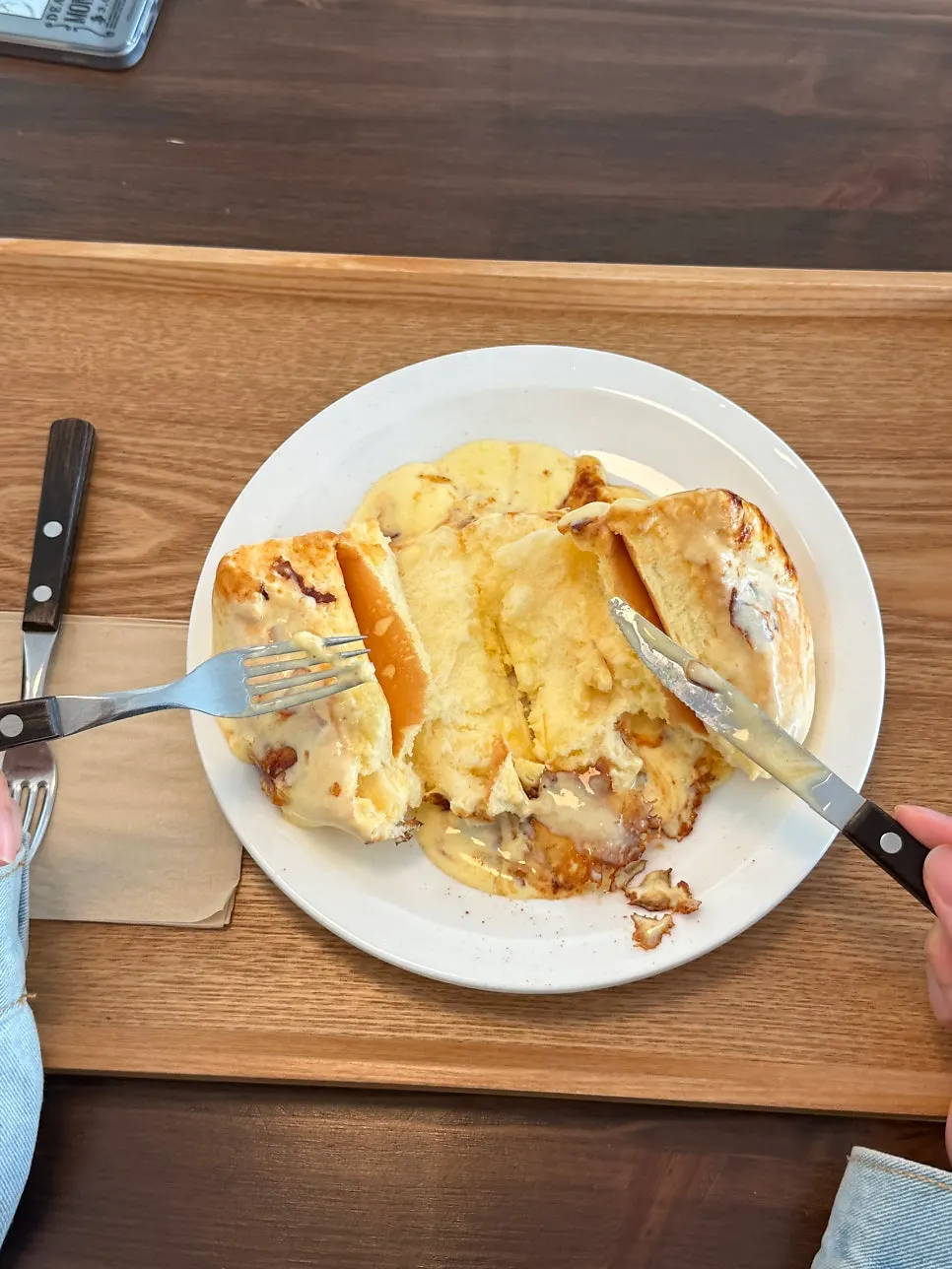 반으로 자른 수플레 팬케이크 단면