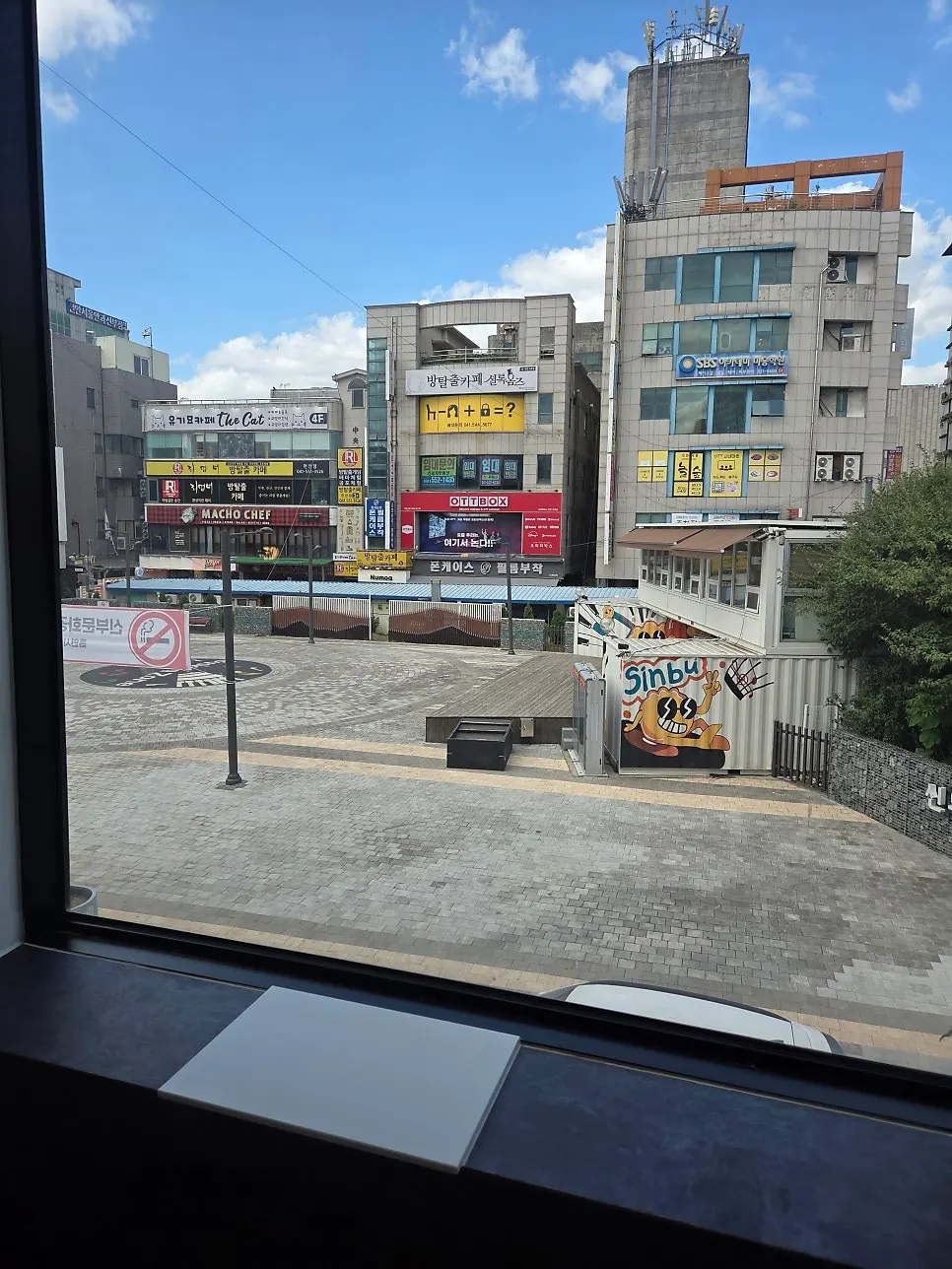 통창으로 탁 트인 창가 자리