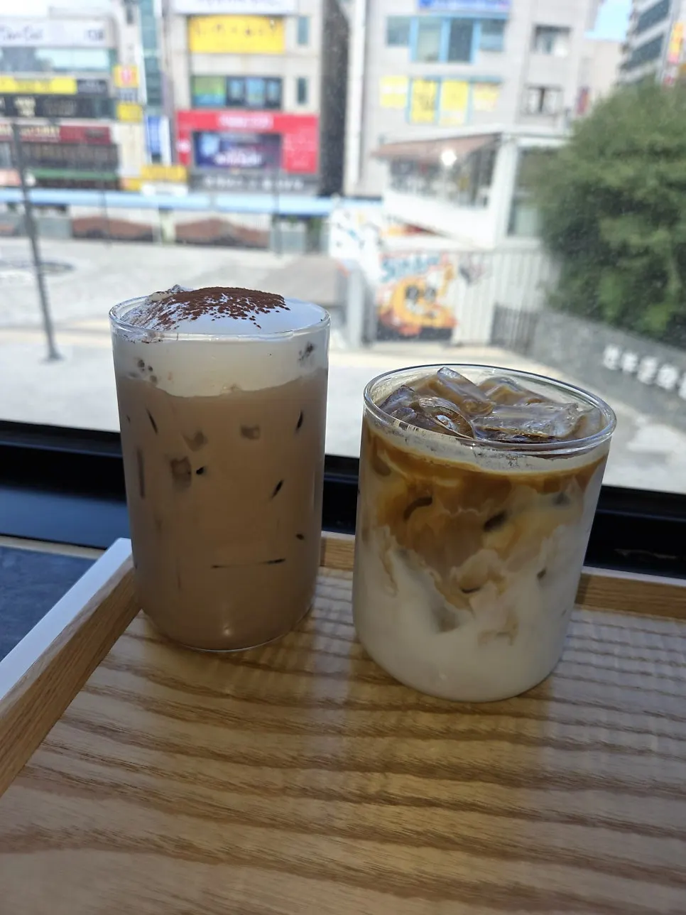 먼저 나온 디카페인 카페라떼와 안다미로초코
