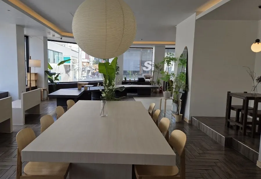 Table and seating arrangement at Andamiro Cheonan