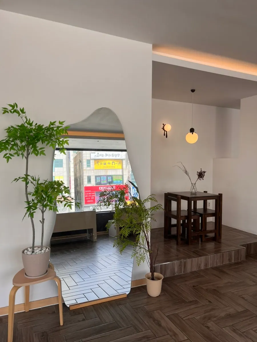 Entrance to the interior of Andamiro Pancake café