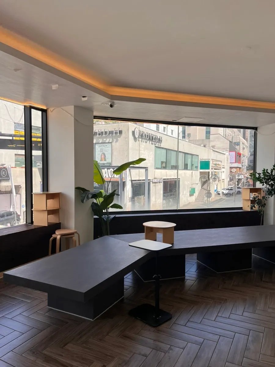 Café seating with white chairs