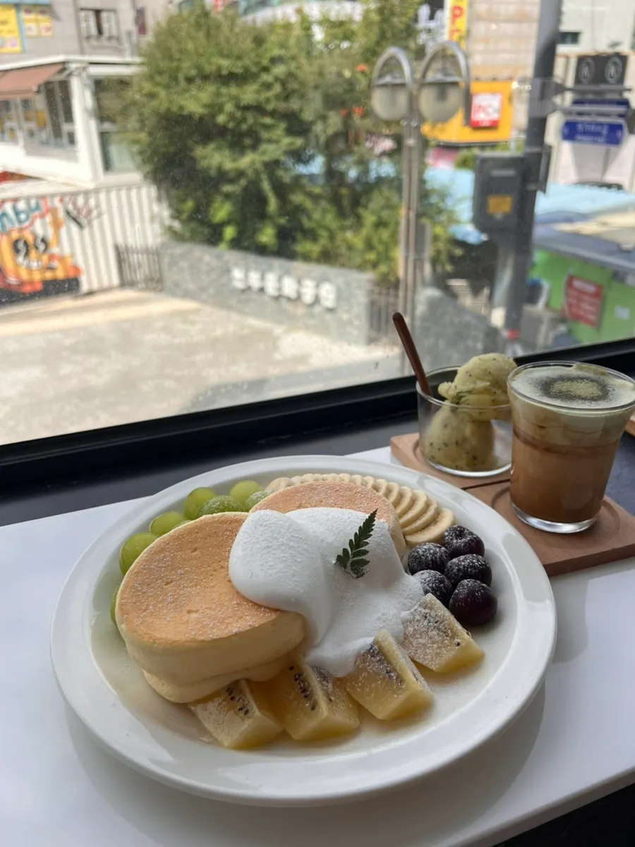 Andamiro soufflé topped with seasonal fruit