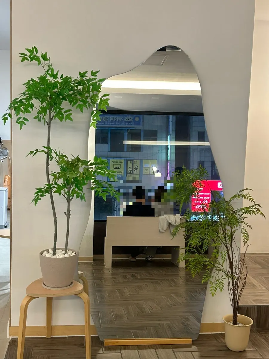 Table seating suited for quiet conversation