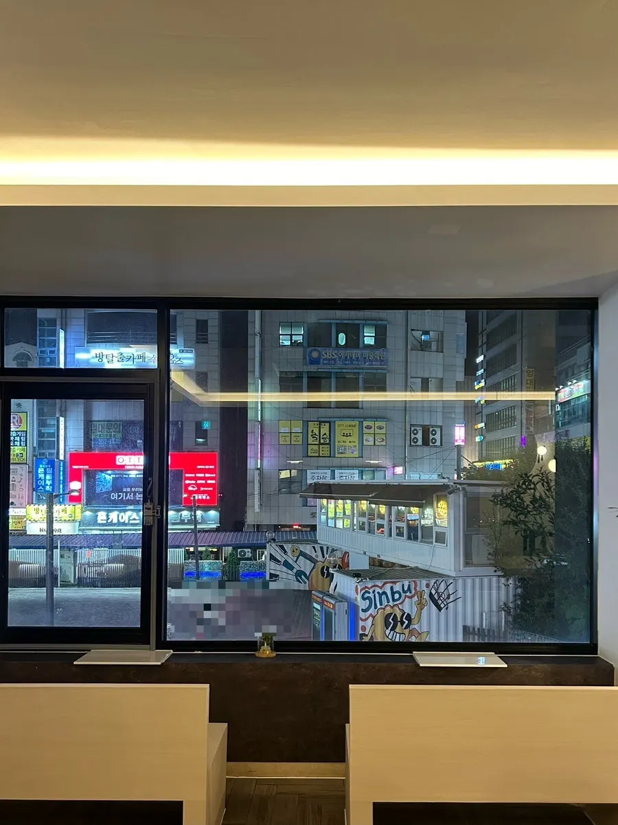 Corner of the shop with the mirror