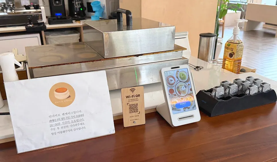 Around the order counter at Andamiro Pancake