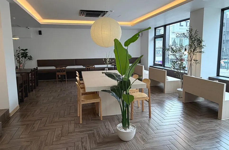 Wide view of the Andamiro Pancake Cheonan interior