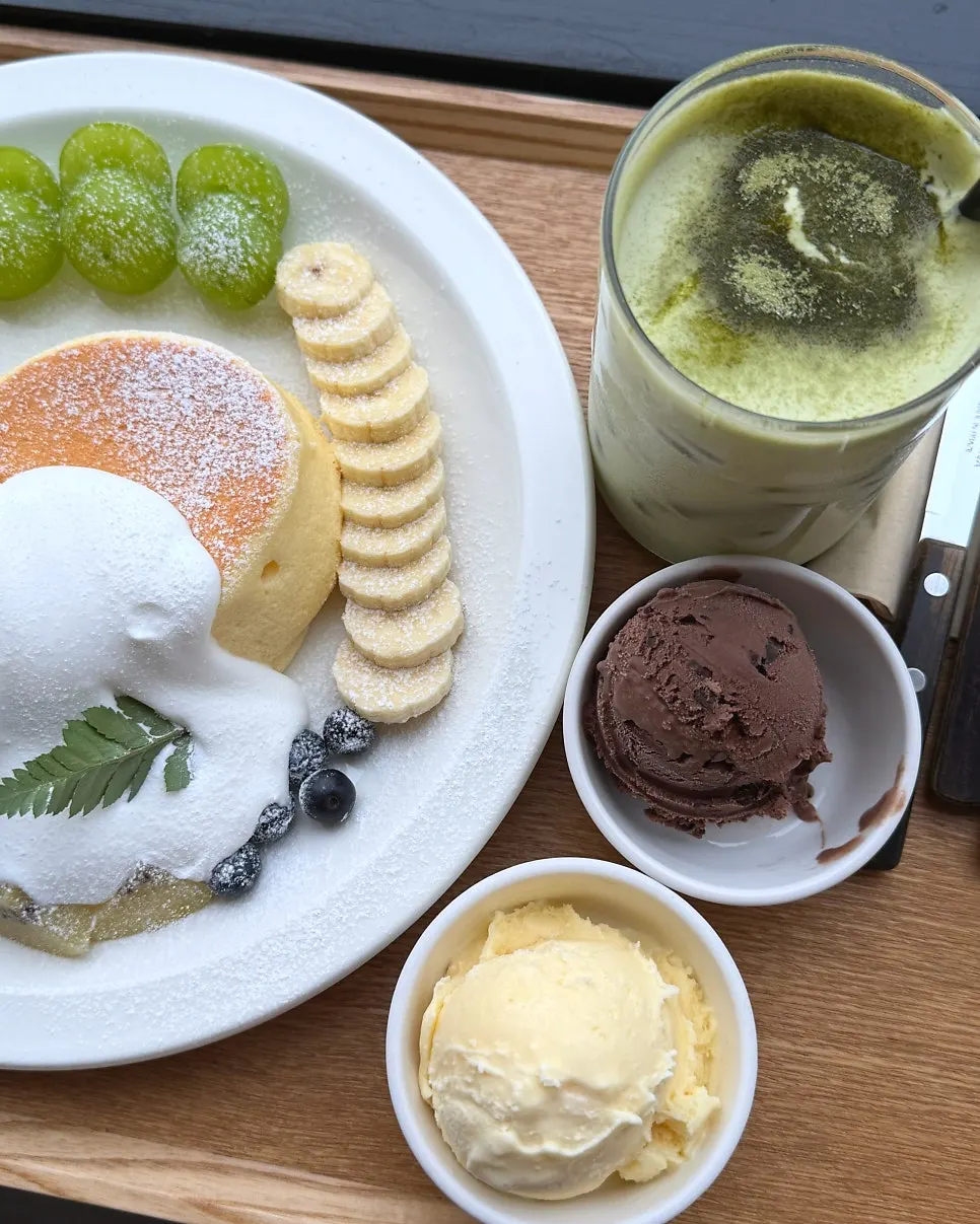Table set with soufflé, sorbet and drinks