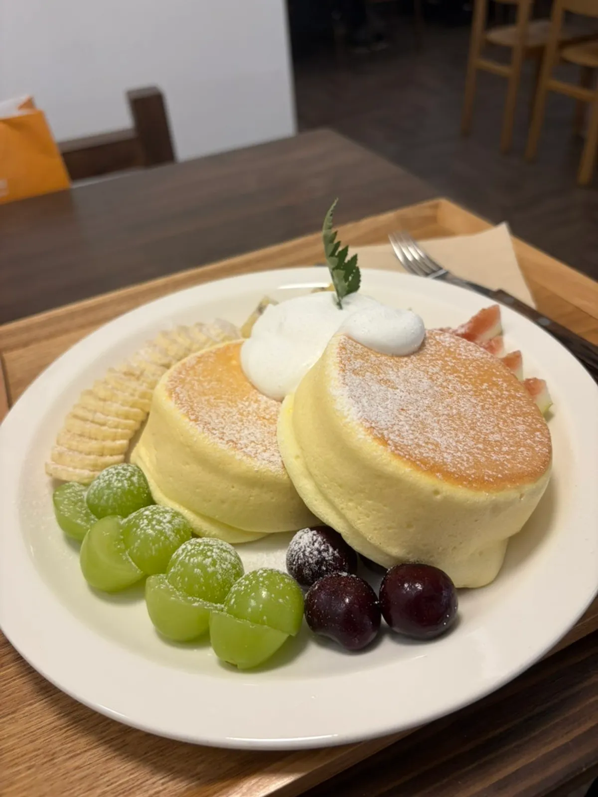 Table with the Andamiro Soufflé and matcha einspänner