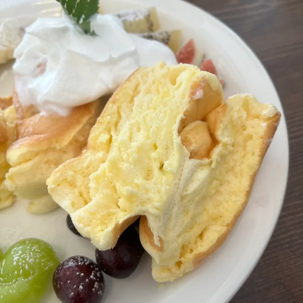 Pressing the soufflé pancake with a fork