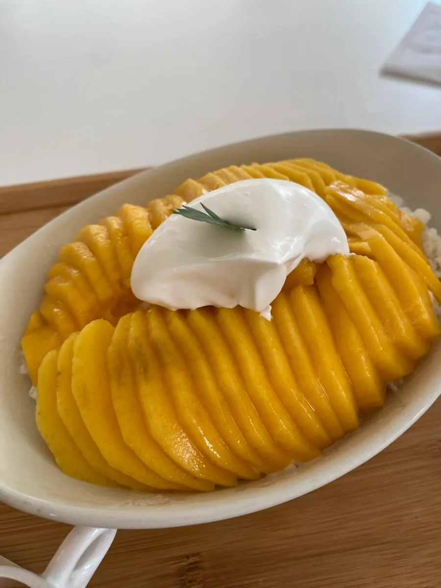간격이 넉넉한 카페 테이블과 좌석
