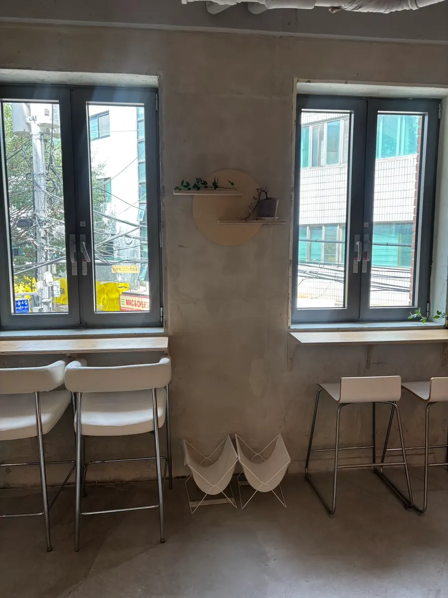 매장 가운데 커다란 테이블과 보름달 같은 둥근 조명